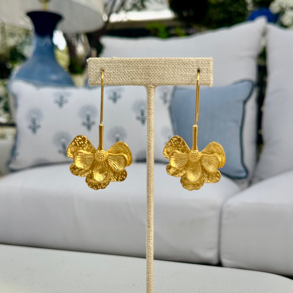 MATTE GOLD FLOWER DROPS