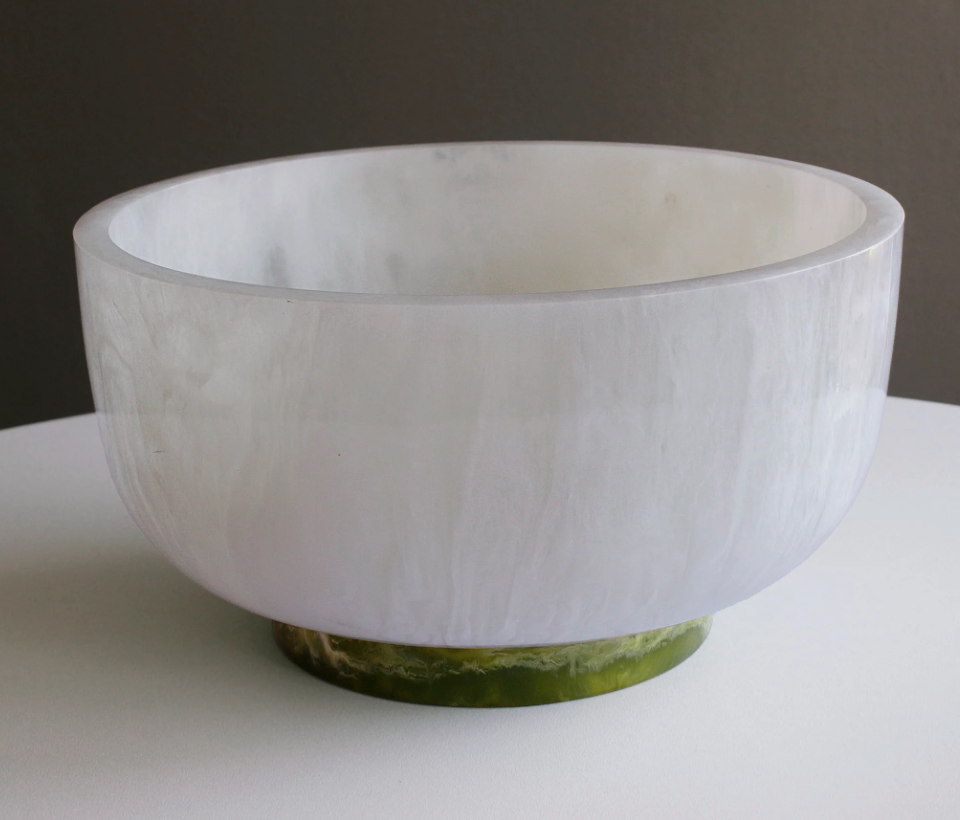 SMALL RESIN BOWL WITH BASE
