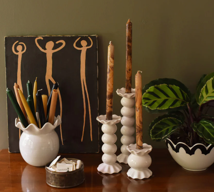 WHITE RUFFLE KNOBBED CANDLE HOLDER