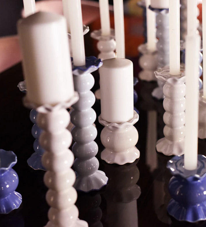 WHITE RUFFLE KNOBBED CANDLE HOLDER