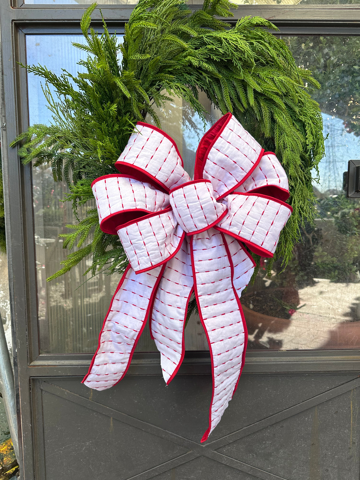 HAND-TIED WHITE-RED QUILTED BOW