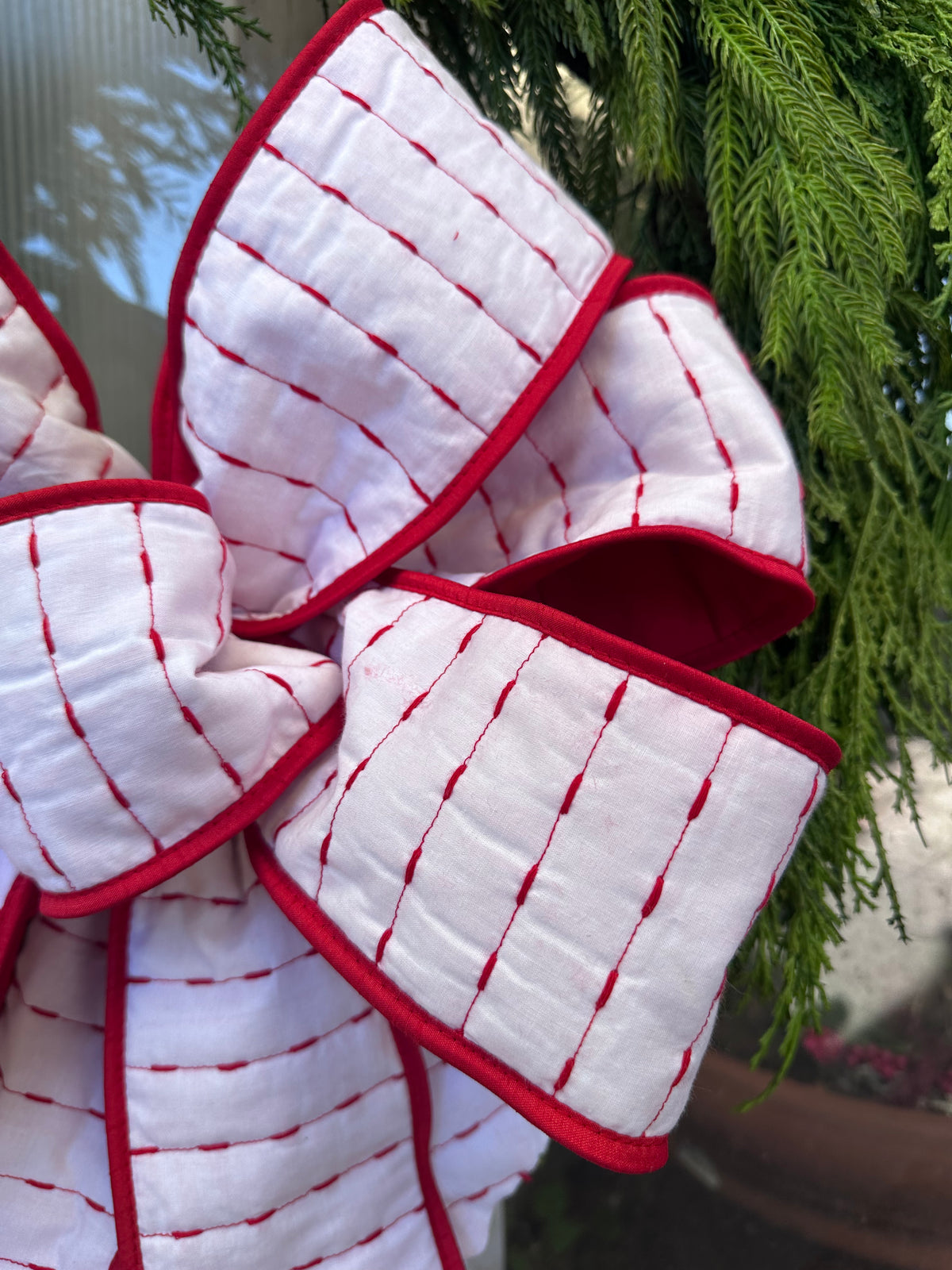 HAND-TIED WHITE-RED QUILTED BOW