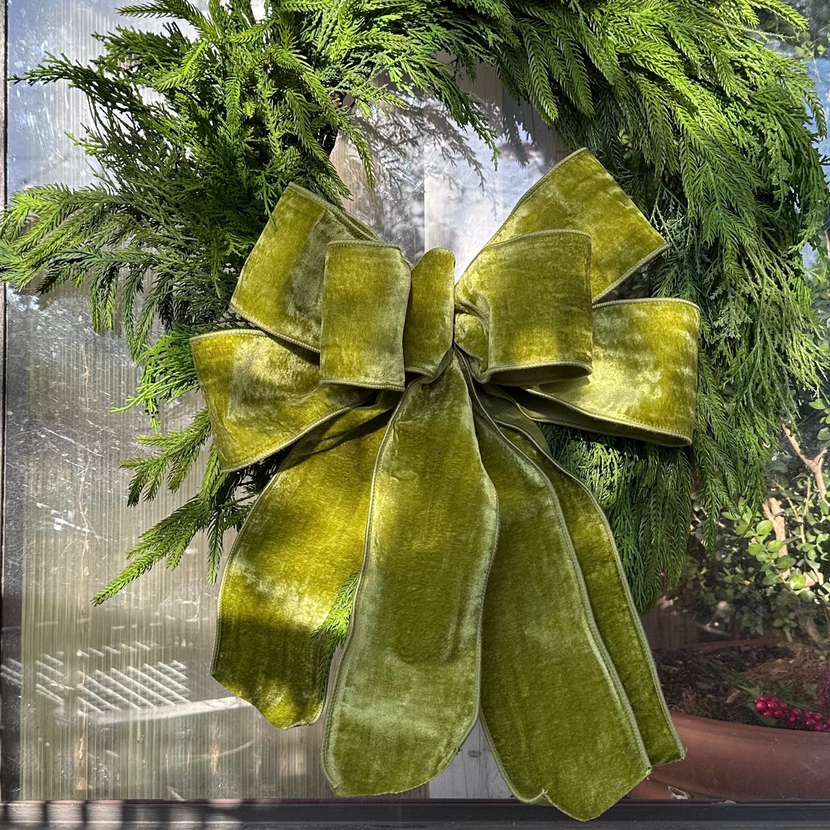 HAND-TIED APPLE GREEN BOW