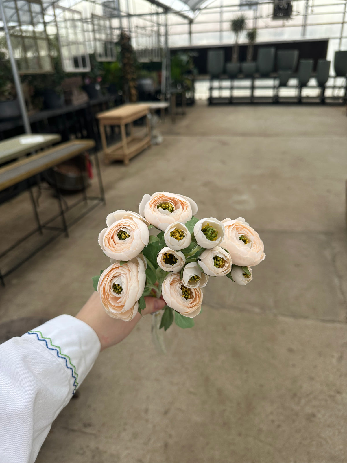 FAUX BRANCHED RANUNCULUS STEM 21"