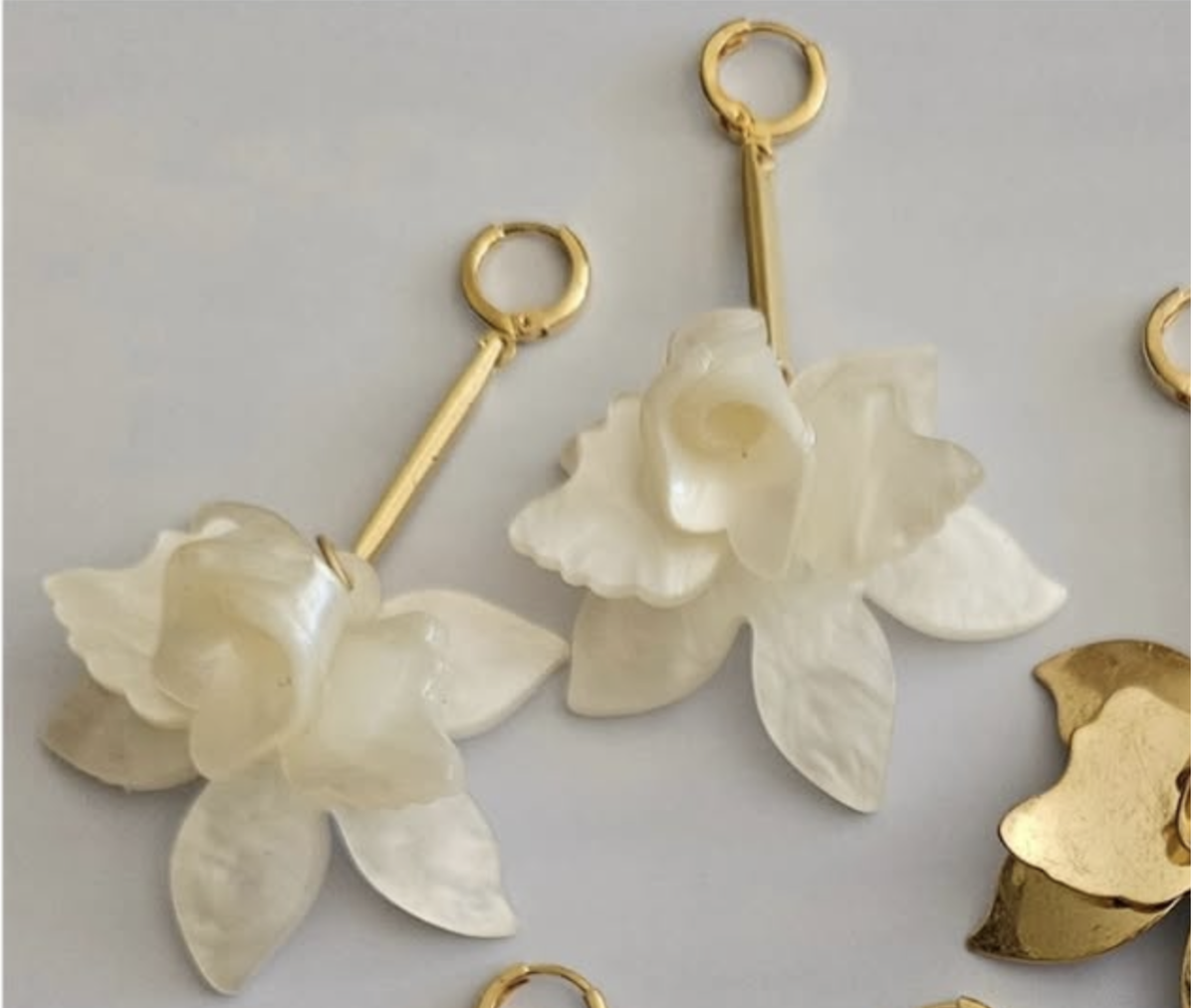 LUCITE FLOWER EARRINGS