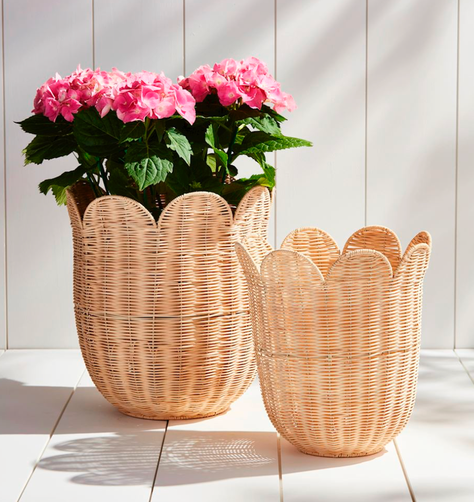 SCALLOPED RATTAN BASKET